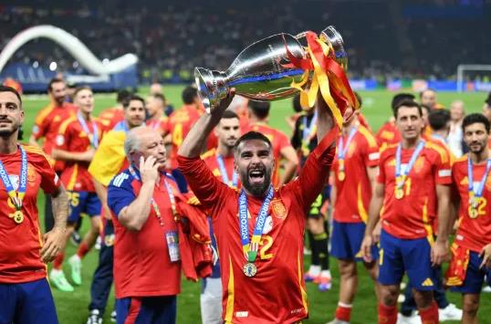 Dani Carvajal nang cao chiec cup vo dich Euro 2024