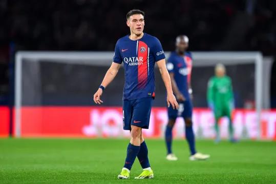 MU dang theo duoi Manuel Ugarte cua PSG