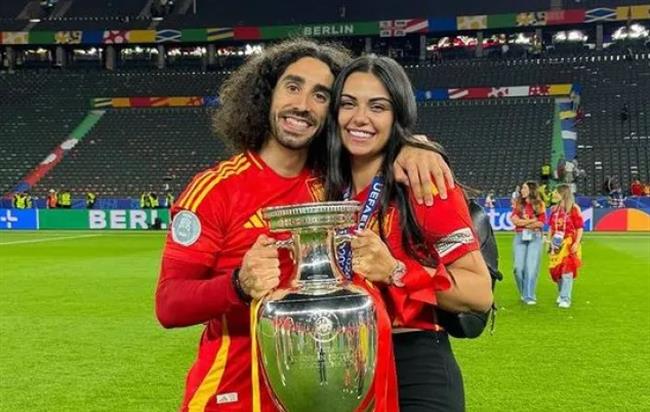 Marc Cucurella cung ban gai Claudia Rodriguez va chiec cup vo dich Euro 2024