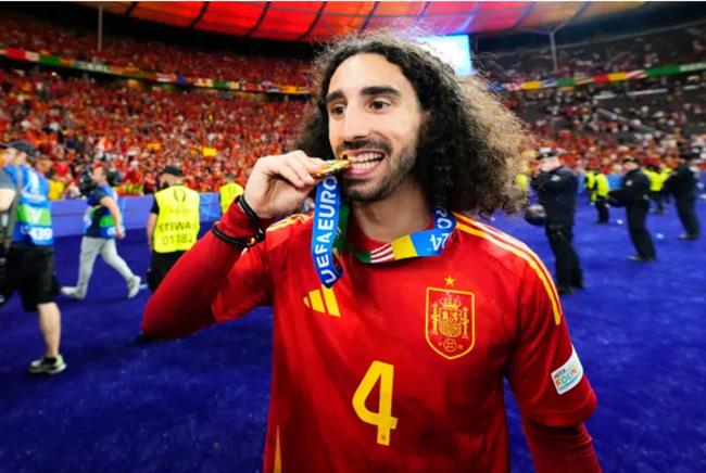 Rio Ferdinand het loi khen ngoi Marc Cucurella