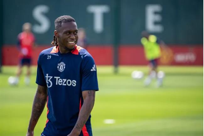 MU dong y hoan doi giua Aaron Wan-Bissaka va Denzel Dumfries