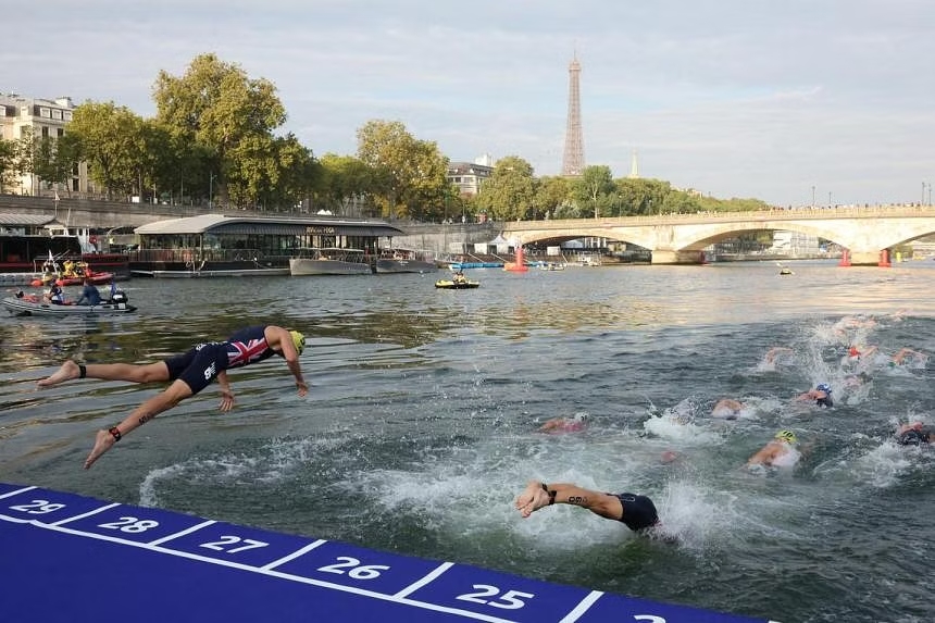 Buoi tap dau tien cua mon Triathlon da bi huy bo vi nuoc song Seine khong dam bao