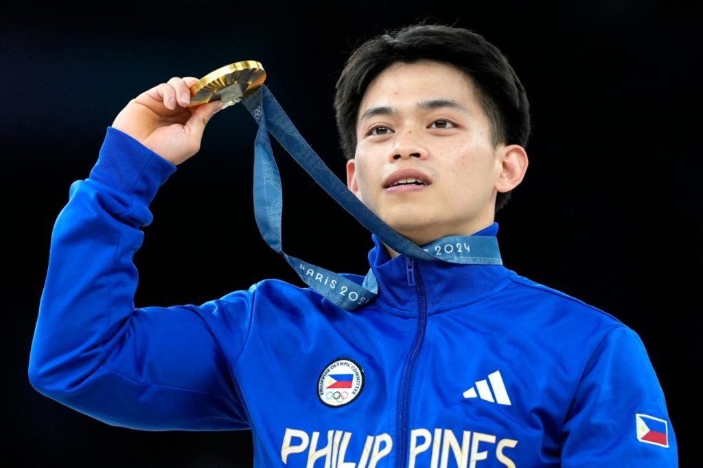 Carlos Yulo duoc tang nha voi tam HCV Olympic Paris 2024